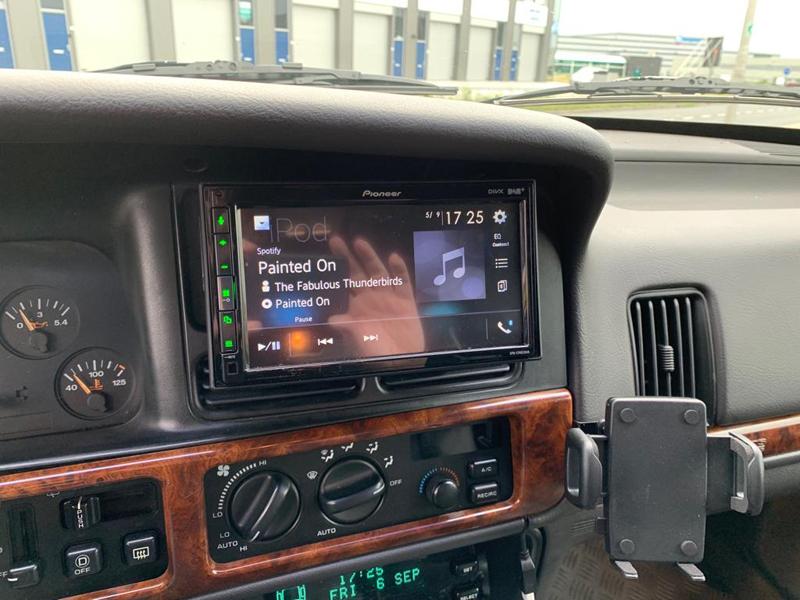 6,8 Touchscreen radio in een ZJ Grand Cherokee (ZJ & WJ