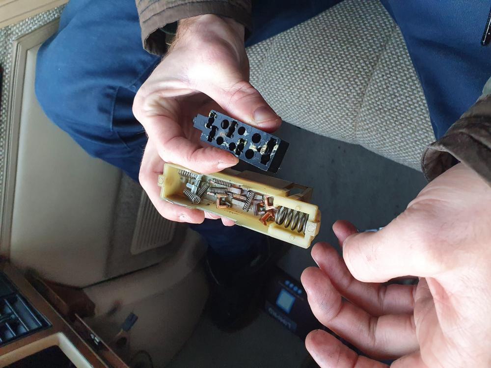 schakelaar.thumb.jpg.1e3dfd2aea4de2ec472b9ea7243eb11d.jpg